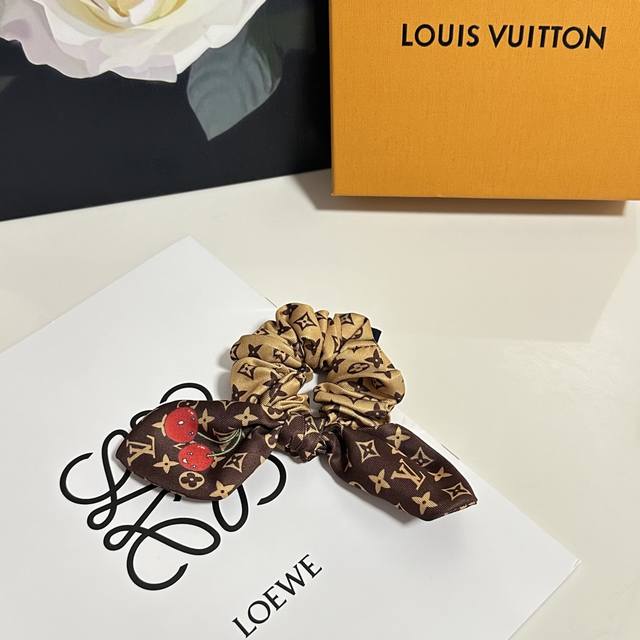 Special counter packaging Lv Louis Vuitton's latest silk cherry light luxury hai