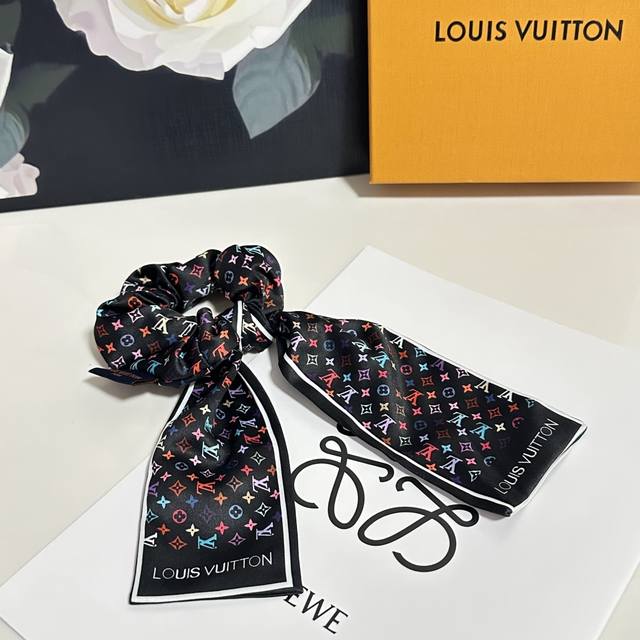 Special counter packaging Lv Louis Vuitton's latest silk luxury hairband Little