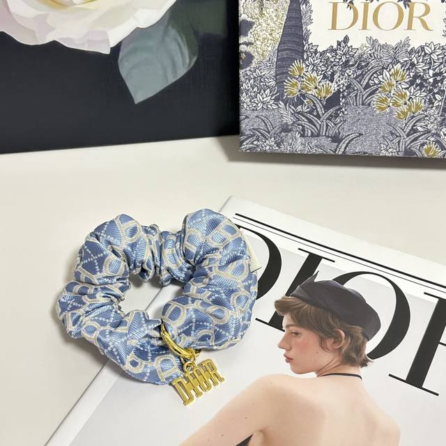 Special counter packaging Dior Dior's latest CD light luxury hair band Little fa