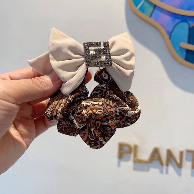 with packaging Fendi Fendi new celebrity hairband, exquisite intestinal loop ru