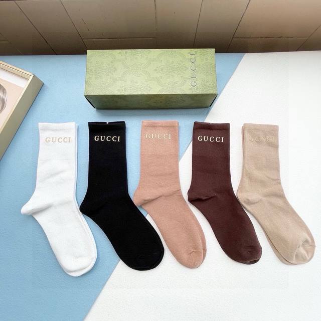 Comes with a box of five pairs of Gucci Gucci's new gold-stamped mid-length soc