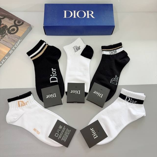 comes with a box of 5 pairs of Dior's new lettered short socks! Internet celebr