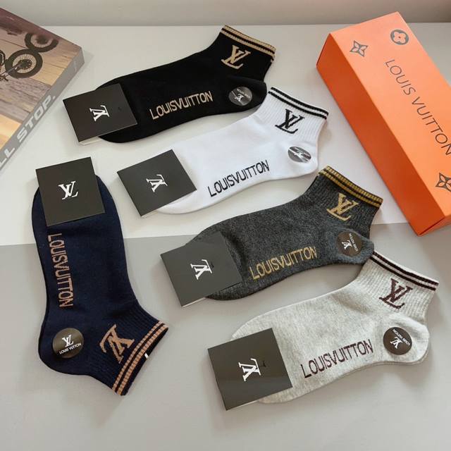comes with a box of 5 pairs of LV Louis Vuitton super popular small items, high