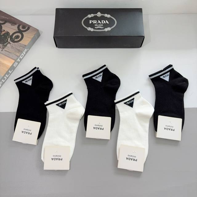 comes with 5 pairs of Prada's new short socks, made of pure cotton, with the cl