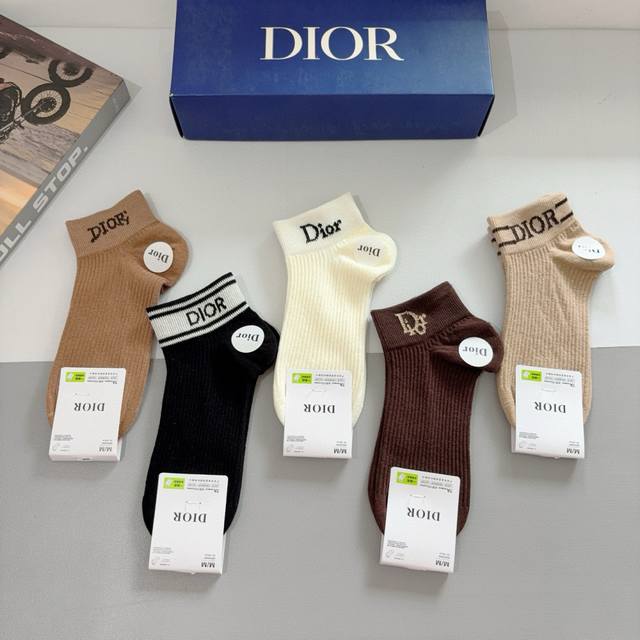 Comes with a box of 5 pairs of Dior's new lettered cuffed short socks! Popular