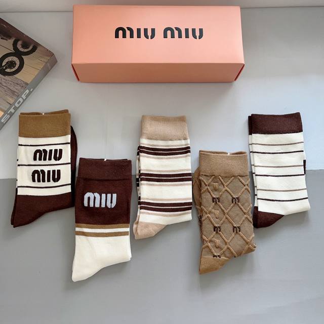 Comes with packaging. 5 pairs per box. DDD. Miumiu high-quality new style inter