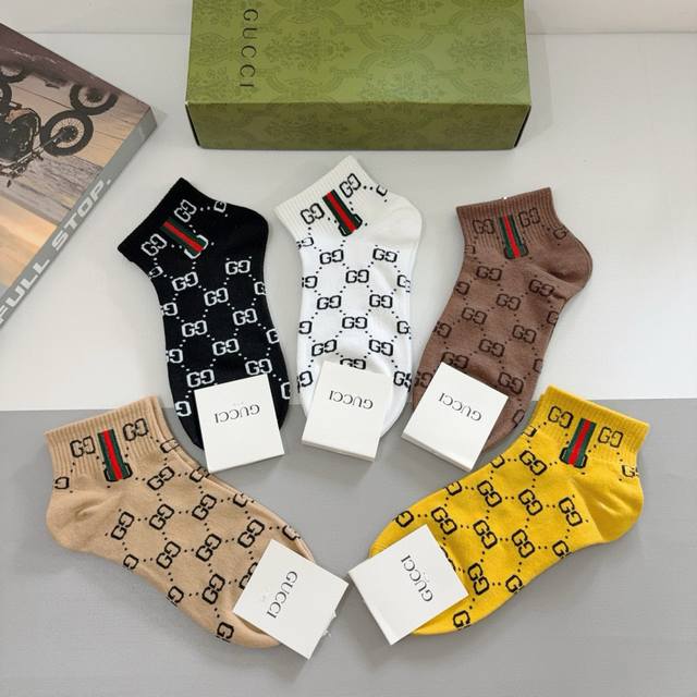 Comes with a box of 5 pairs of Gucci's new short socks! Pure cotton fabric, cla