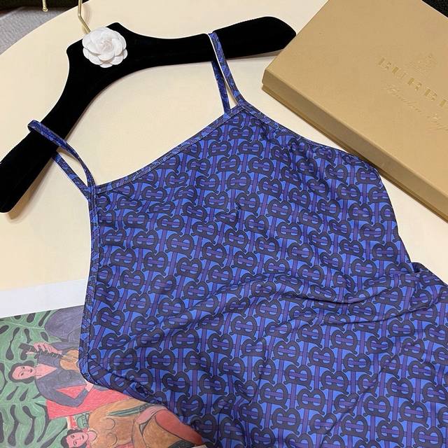 Burberry Tb letter one-piece swimsuit is on sale at all major counters simultane