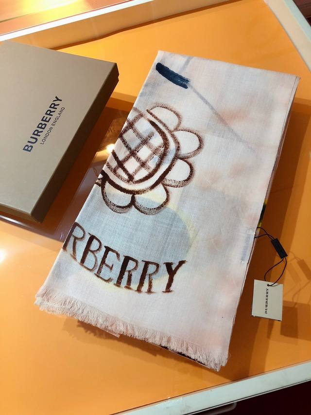 Special Cbr2005 Burberry printed long scarf! Ultra-soft feel, perfect for every