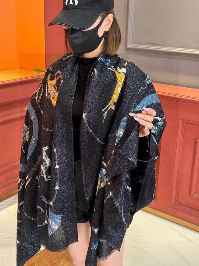 This new, shiny scarf is a must-buy. Everyone says it's beautiful! Recommended!