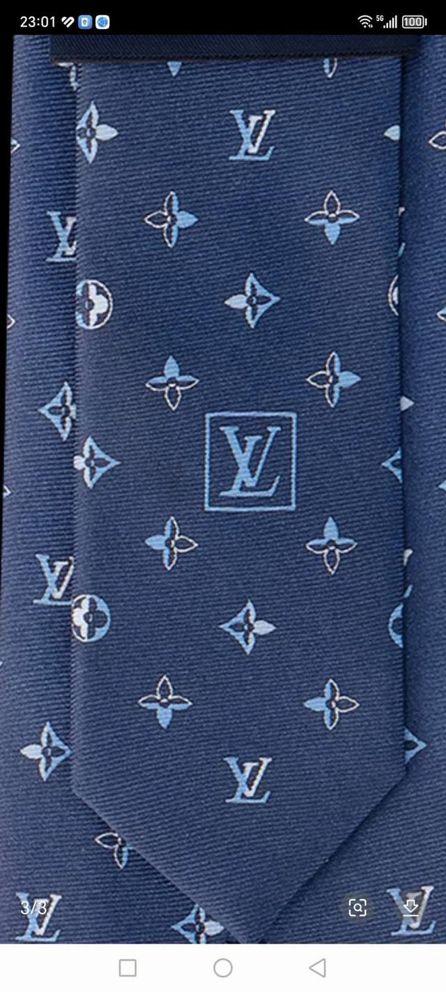 This tie features a delicate small logo jacquard pattern and a low-key, luxurio