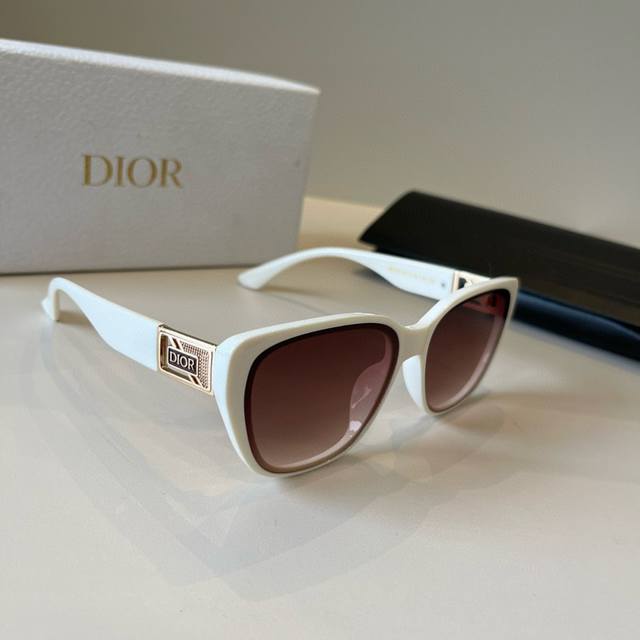 Dior's popular Diorclub series sunglasses poster model brings the coolness of su