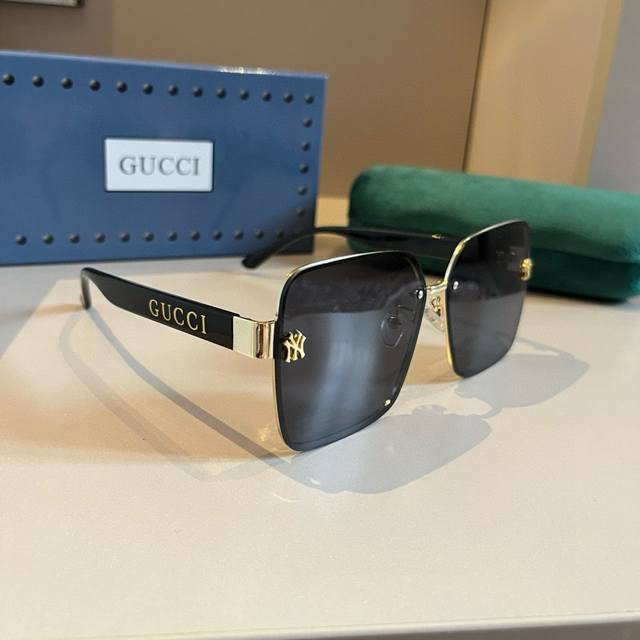 Gucci collaboration NY is so light in the hand. It feels so stable and comfortab