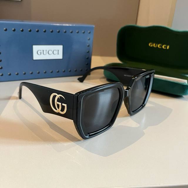 Gucci sunglasses Gender-neutral, pure and cool Minimalist large square frame, ve