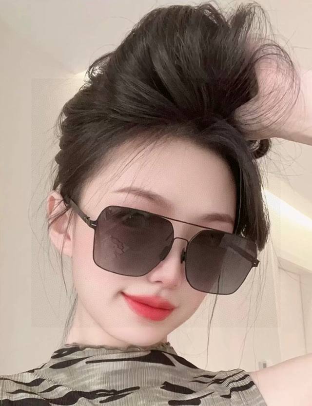 Gucc* 2025 New Men's and Women's Sunglasses with IP Electroplating, Never Fading