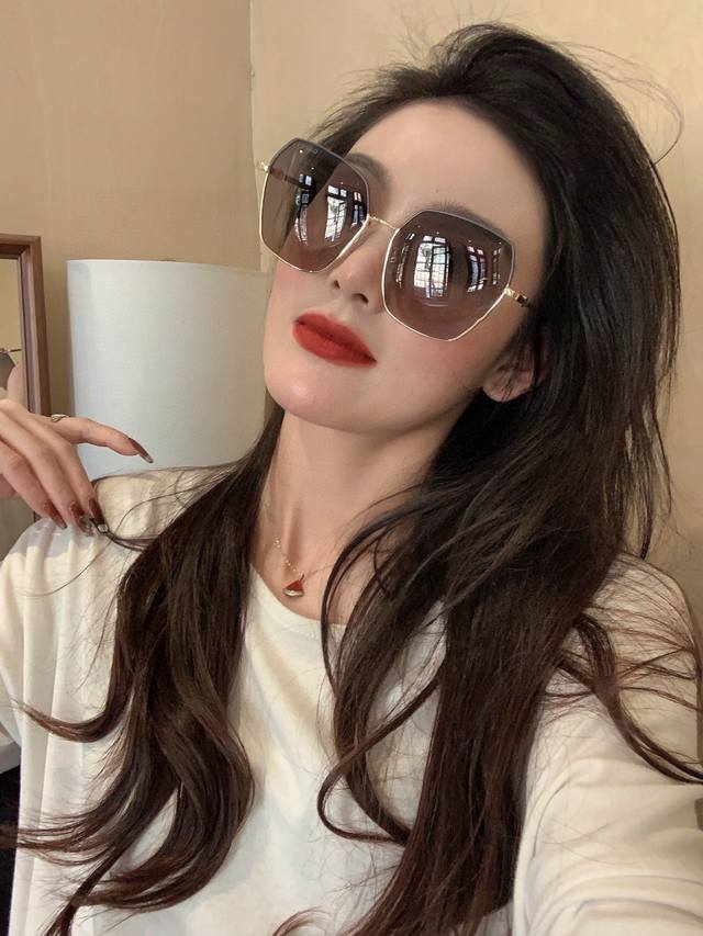 Gucci 2025 official new style, many celebrities also like the new large-frame po