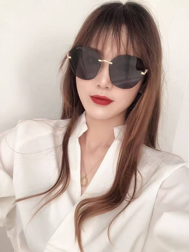 Miumiu Miu Miu's dazzling new sunglasses are a trendy item. Exquisite and person