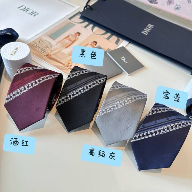 This tie pays homage to the classic cannage pattern. Crafted from navy, blue, an