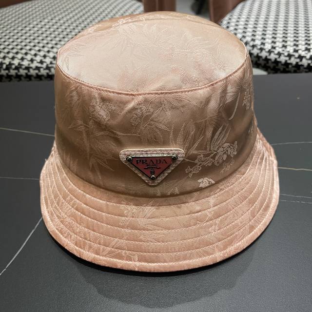 Prada's new Chinese style fisherman hat has a strong sense of design, which is r