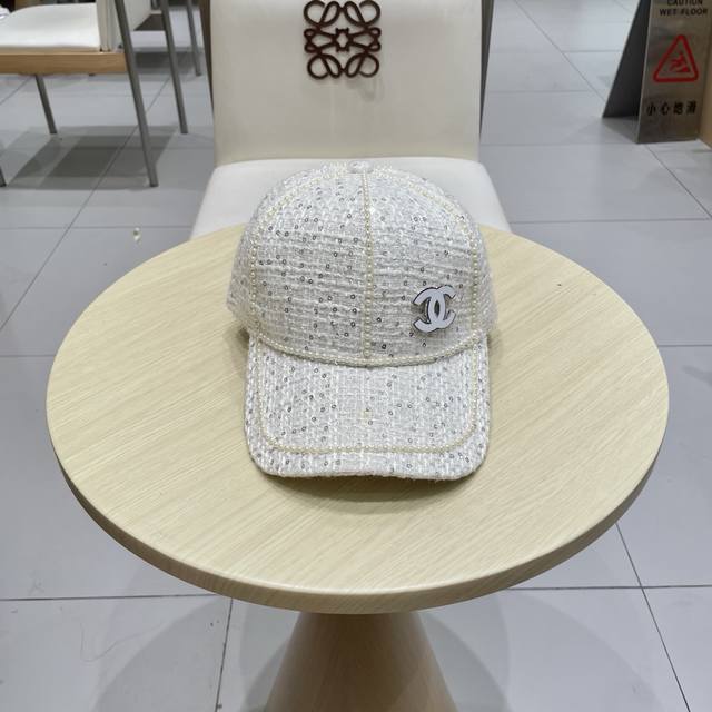 Chanel Chanel autumn and winter new baseball cap made of pearls is a stylish and