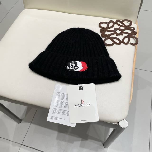 Moncler's classic knitted hat is very soft and skin-friendly, with good elastici