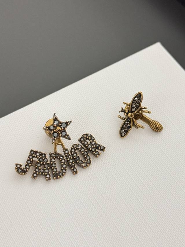 High-quality details as shown in the picture. D Asymmetrical Bee Stud Earrings