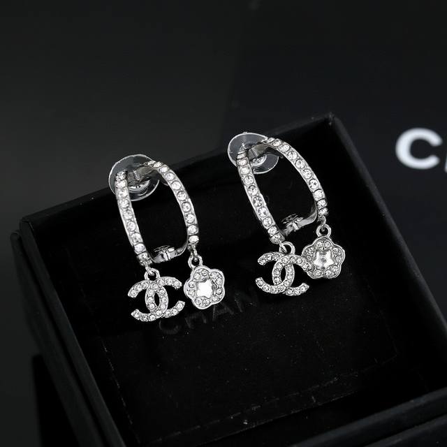 Chanel Chanel classic double C flower vase earrings are very beautiful and versa