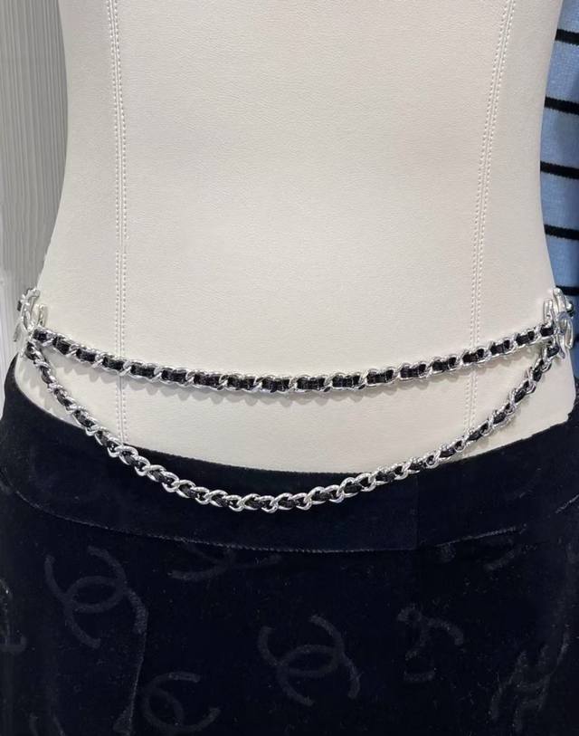 Wow, black leather with double chain design~It can be worn as a waist chain or a
