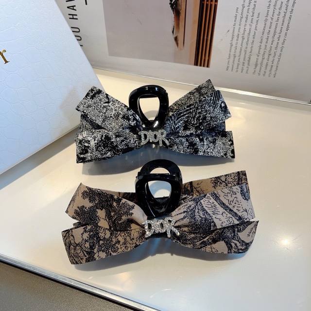with packaging Dior Dior new European and American fashion grab duckbill clip,