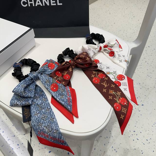 comes with packaging Louis Vuitton Louis Vuitton's new cherry ribbon hairband,