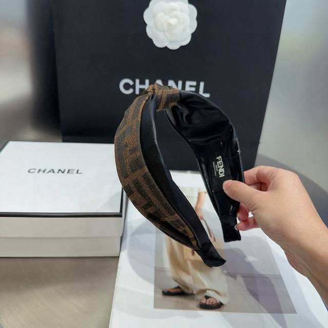 with packaging boxFendi F headband, retro temperament beauty, simple and versat