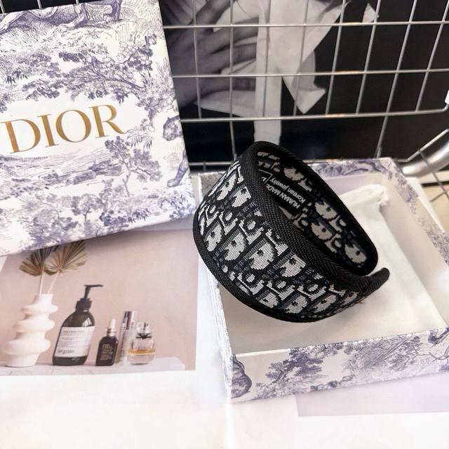 Comes with packaging boxDior Dior D letter headband, classic D pattern, fashion