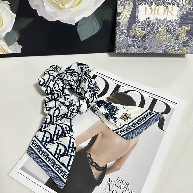 Special packaging Dior Dior classic flower hair band looks great on the head or