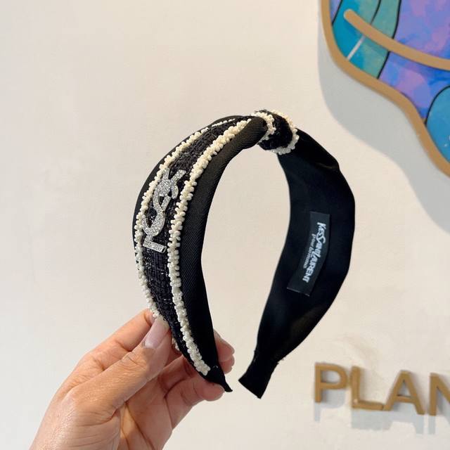 with packaging Yves Saint Laurent's new European and American high-end knotted