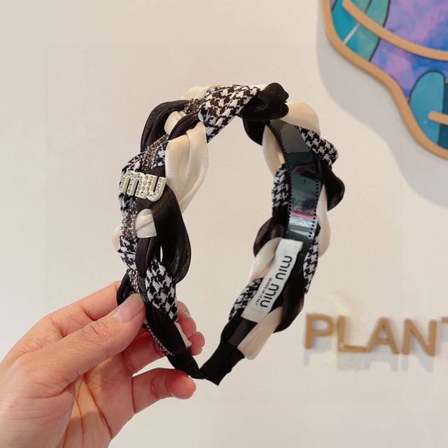 with packagingMiumiu Miu Miu's latest custom headband, all the details are real