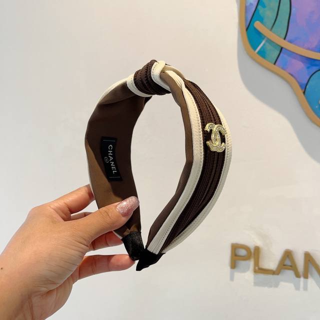 with packaging Chanel's latest autumn and winter headband, retro headband, popu