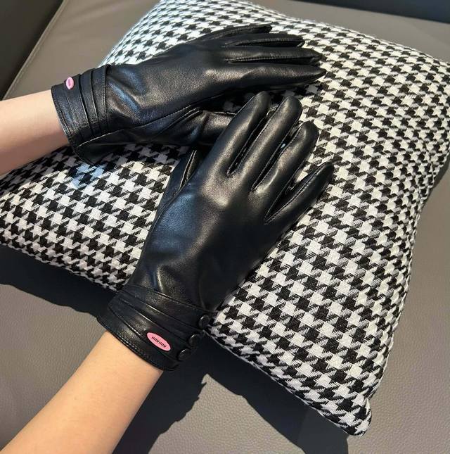 2025 new exclusive touchscreen gloves from Miu Miu. Original quality, synchroniz