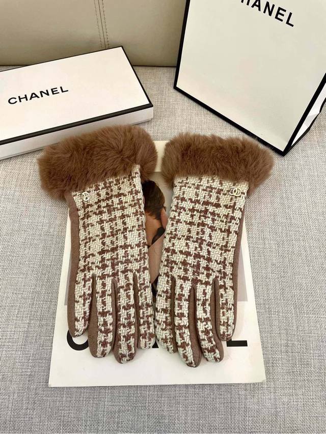 Special Chanel's new mink velvet and wool gloves are softer, more delicate, and