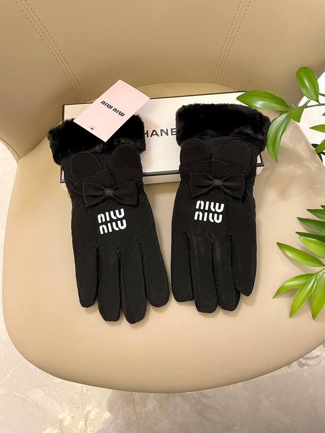 Miu Miu's new wool gloves are softer, more delicate, and skin-friendly, with be
