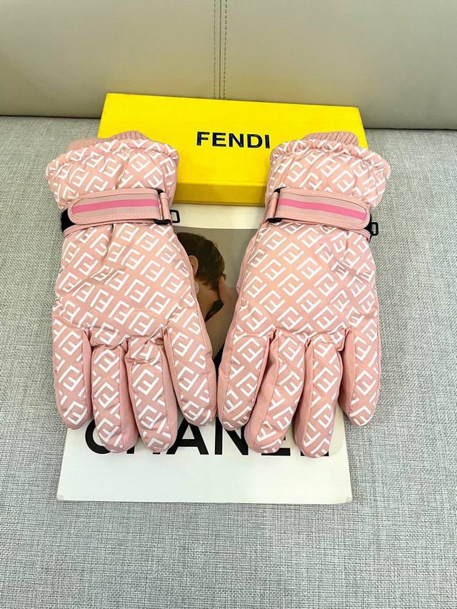 Chanel new ski gloves for women, warm and comfortable Size: One size DDD