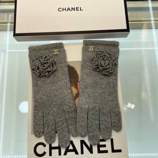 Chanel's new cashmere knitted gloves% Cashmere is instantly warm. This style is
