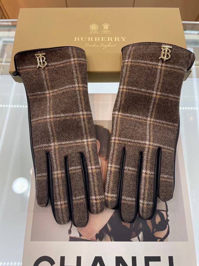 Tebarberry's new wool and leather gloves can touch the screen. They are very bea