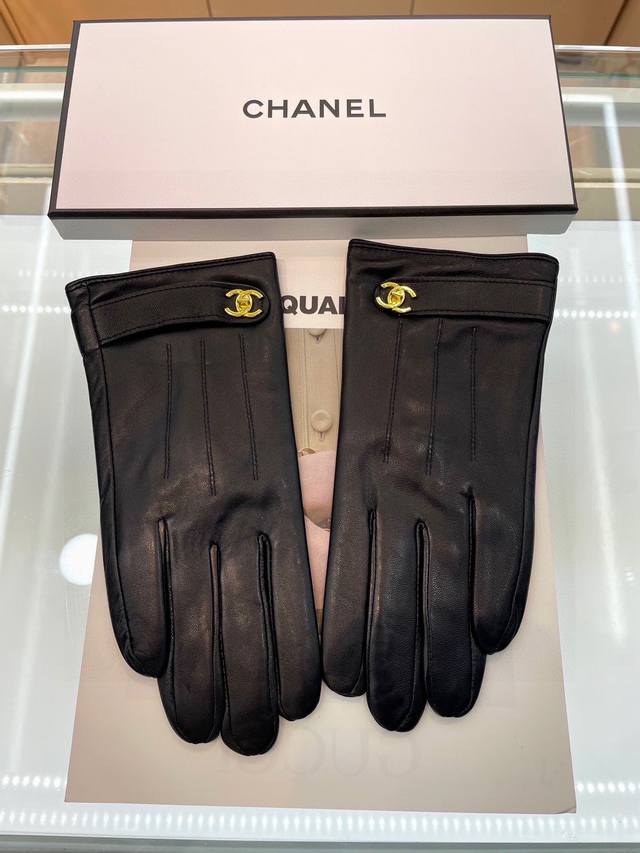 Chanel's popular women's leather gloves are made of touch-screen sheepskin impor