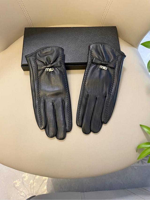 Miumiu's popular women's leather gloves are made of touch-screen sheepskin impor
