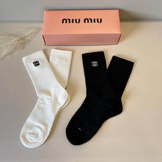Miumiu's new early autumn stockings, classic style, fashionable and advanced! A