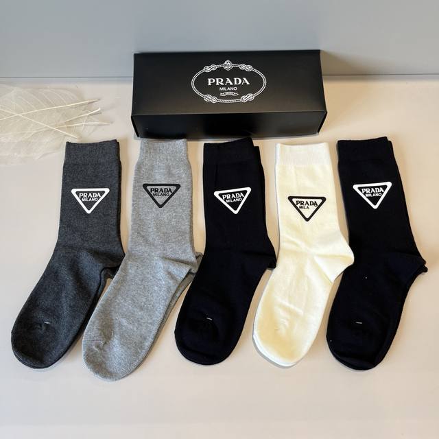 Prada's new early autumn stockings, classic style, fashionable and advanced! Bi