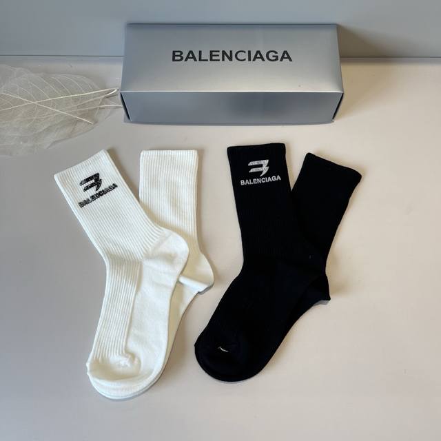 Balenciaga's new early autumn stockings, classic style, fashionable and advance