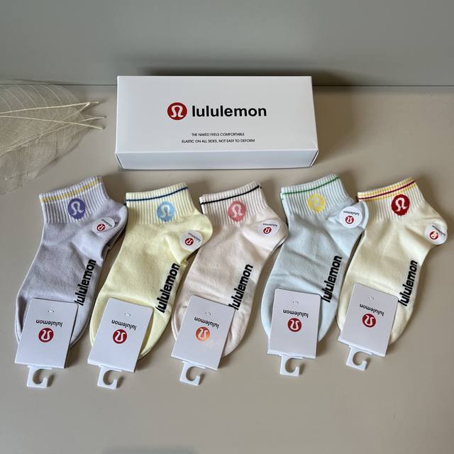 Lulu's new early autumn mid-length socks, classic style, fashionable and advance