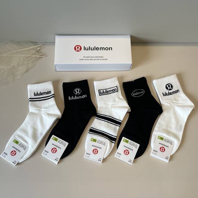 Lulu's new early autumn mid-length socks, classic style, fashionable and advance
