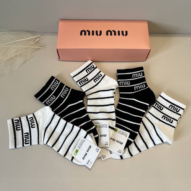 Miumiu's new early autumn mid-length socks are classic and stylish! A must-have